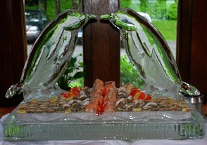 Ice Matters - Kissing Penguins on Back of 40 Inch Tray