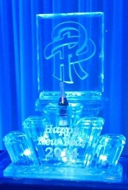 Personalized 5-bottle holder, horizontal, in front of snowfilled logo